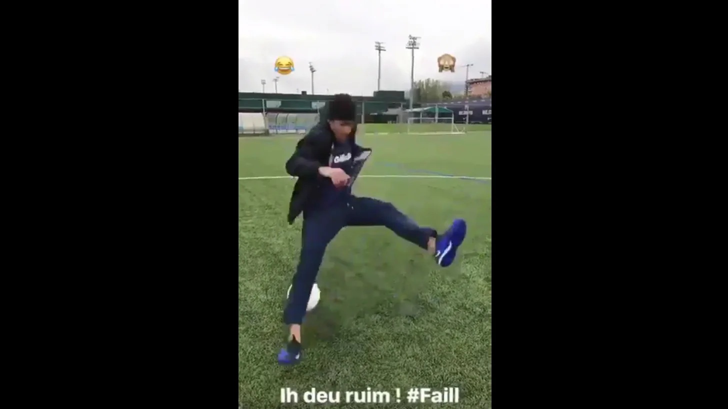 Neymar cae al suelo