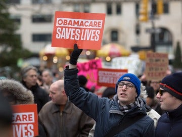 Un manifestante sostiene un cartel con el mensaje 'Obamacare salva vidas' Un manifestante sostiene un cartel con el mensaje 'Obamacare salva vidas'