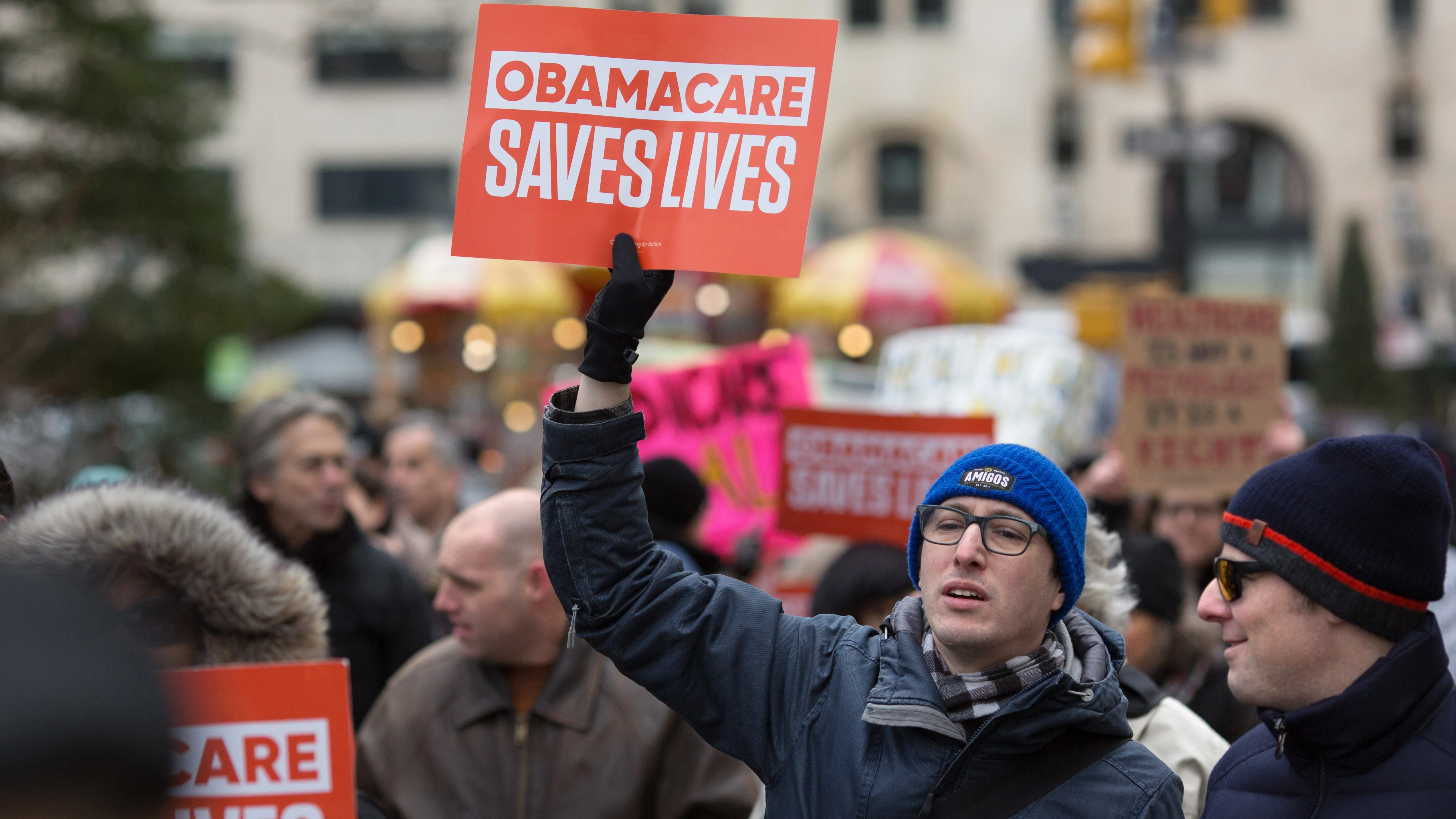 Un manifestante sostiene un cartel con el mensaje 'Obamacare salva vidas'