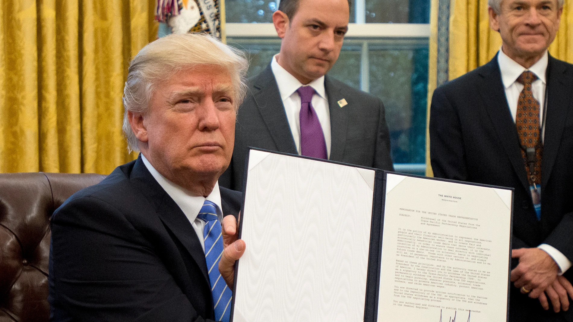 Donald Trump firma tres órdenes ejecutivas 