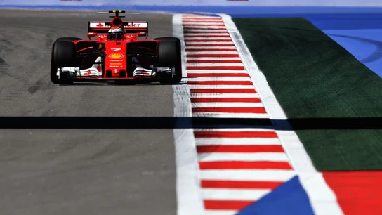 Kimi Raikkonen, sobre el trazado de Sochi con su Ferrari Kimi Raikkonen, sobre el trazado de Sochi con su Ferrari