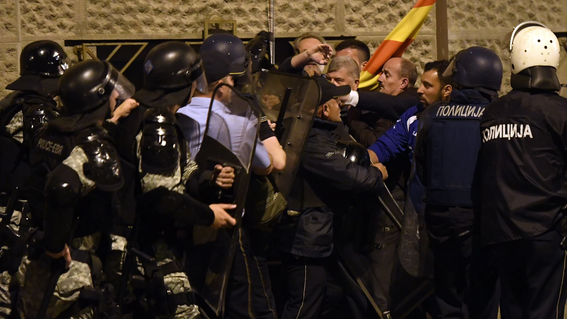Enfrentamientos en el Parlamento de Macedonia