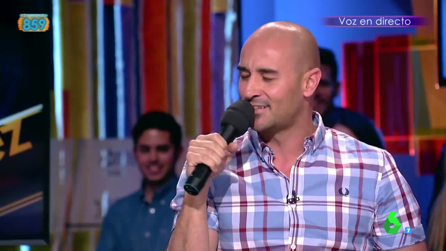 Alain Hern&aacute;ndez canta como Serrat