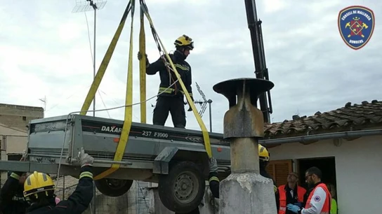 Los bomberos con la grúa que emplearon para evacuar a la mujer Los bomberos con la grúa que emplearon para evacuar a la mujer