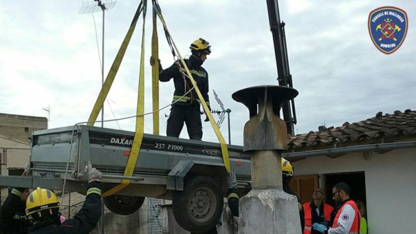Los bomberos con la gr&uacute;a que emplearon para evacuar a la mujer