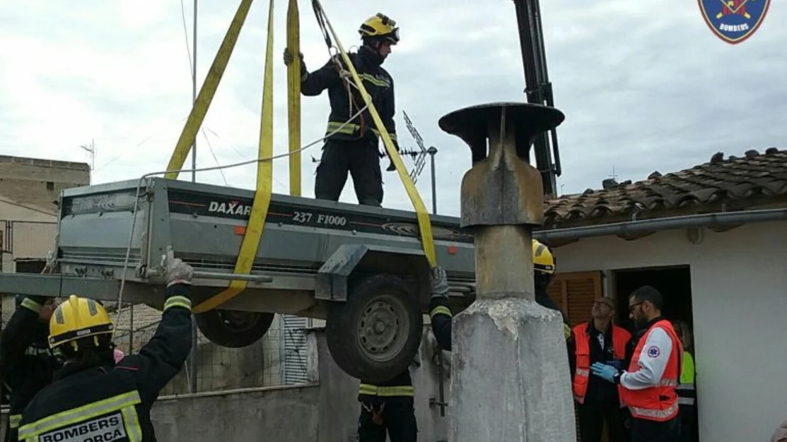 Los bomberos con la grúa que emplearon para evacuar a la mujer