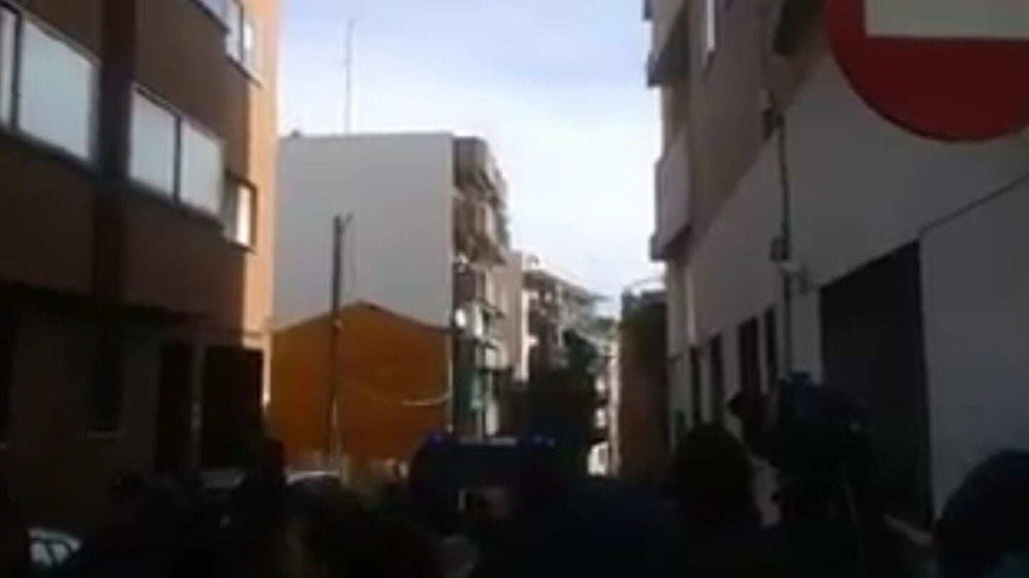 Un hombre amenaza con tirarse por la ventana