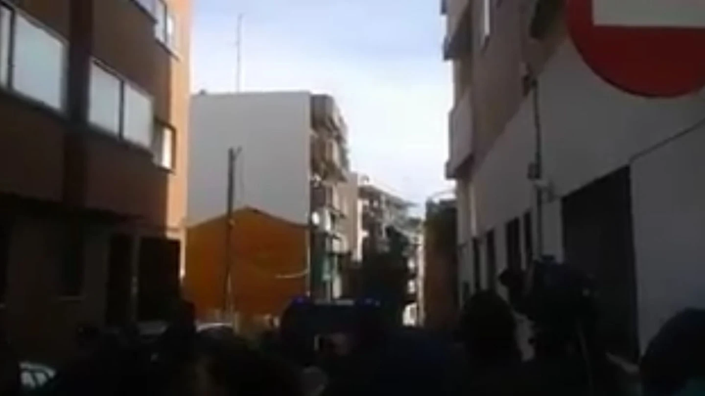 Un hombre amenaza con tirarse por la ventana Un hombre amenaza con tirarse por la ventana