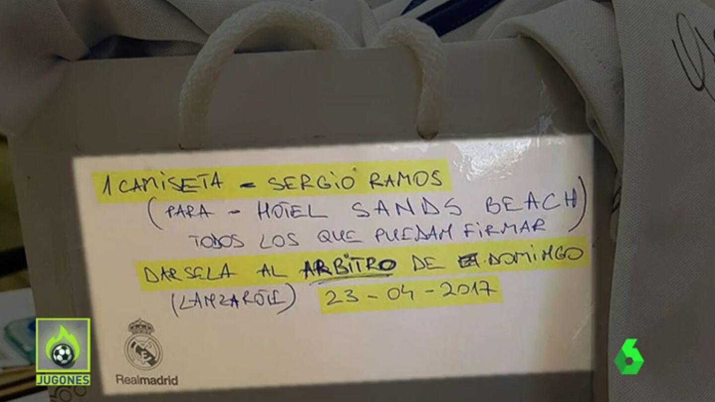 Frame 13.100929 de: Esta foto ha incendiado las redes: &iquest;se llev&oacute; el &aacute;rbitro la camiseta de Ramos en el Cl&aacute;sico? 