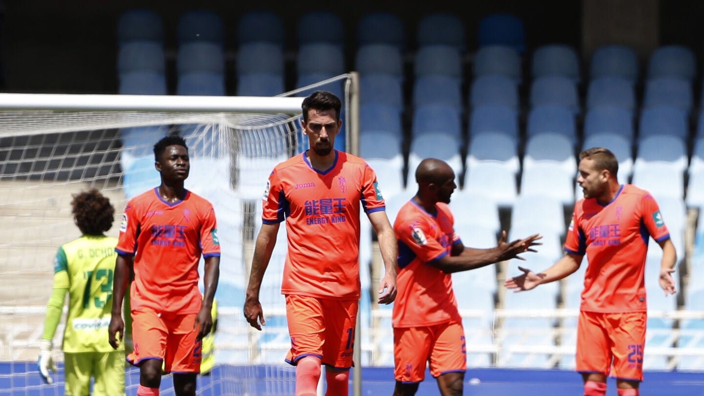Los jugadores del Granada se lamentan y discuten tras un gol en contra