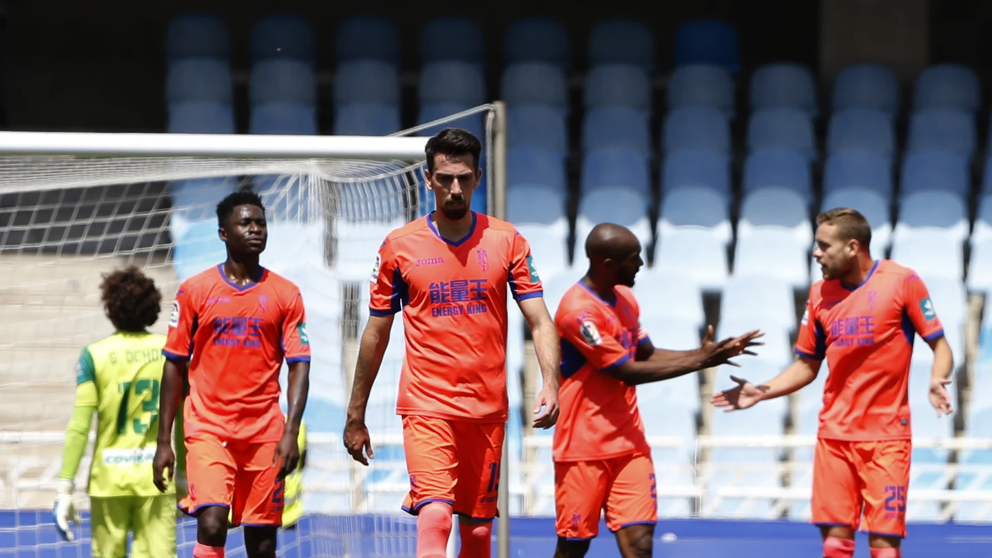Los jugadores del Granada se lamentan y discuten tras un gol en contra Los jugadores del Granada se lamentan y discuten tras un gol en contra