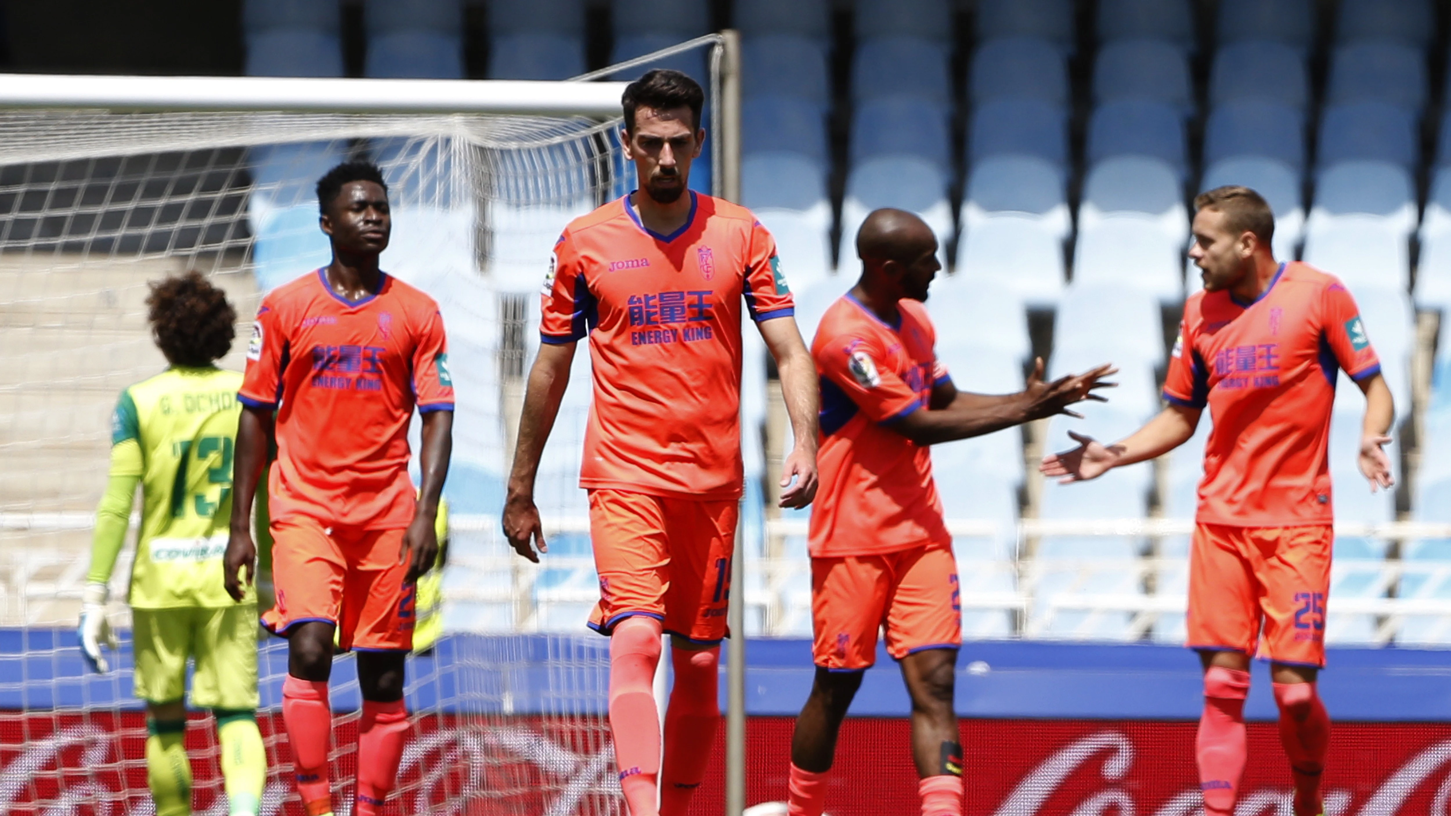 Los jugadores del Granada se lamentan y discuten tras un gol en contra