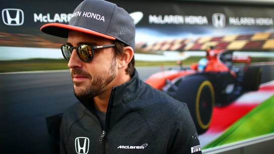 Fernando Alonso, con el MCL32 de fondo Fernando Alonso, con el MCL32 de fondo