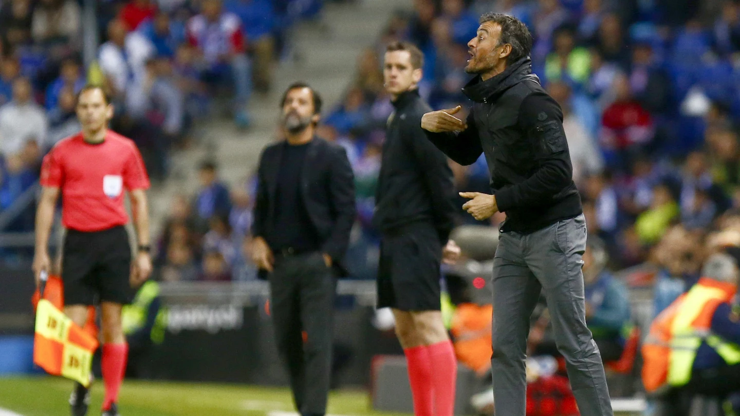 Luis Enrique da instrucciones a sus jugadores desde la banda Luis Enrique da instrucciones a sus jugadores desde la banda