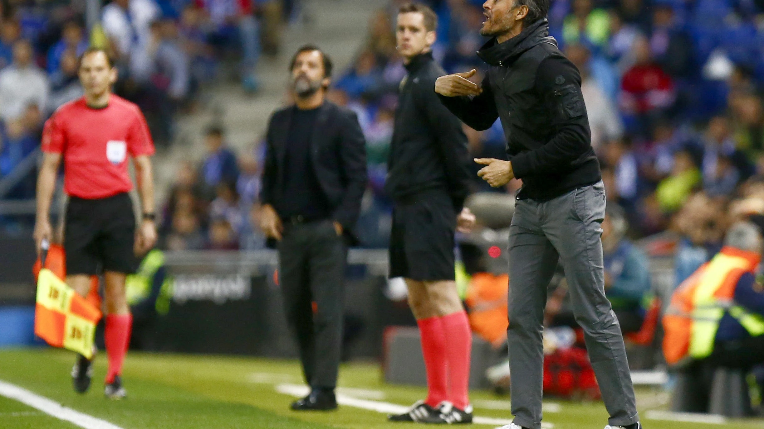 Luis Enrique da instrucciones a sus jugadores desde la banda Luis Enrique da instrucciones a sus jugadores desde la banda