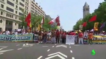 Miles de manifestantes protestan contra las políticas del cambio climático de Trump en Washington