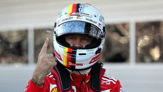 Vettel celebra mostrando su dedo Vettel celebra mostrando su dedo