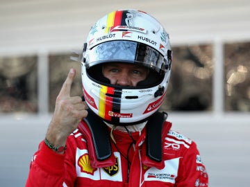 Vettel celebra mostrando su dedo Vettel celebra mostrando su dedo