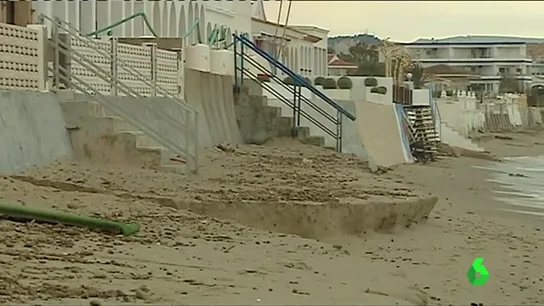 La fuerza del oleaje amenaza las terrazas de las playas La fuerza del oleaje amenaza las terrazas de las playas