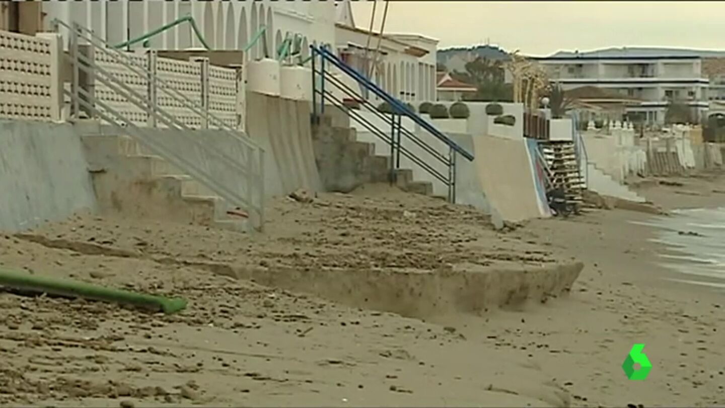 La fuerza del oleaje amenaza las terrazas de las playas
