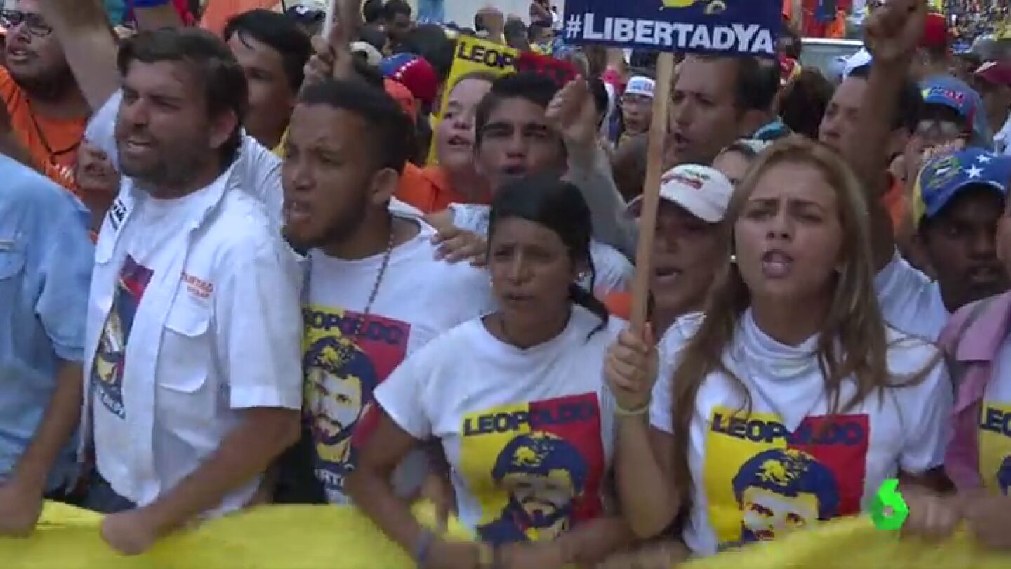 Manifestantes venezolanos pidiendo la liberaci&oacute;n de Leopoldo L&oacute;pez