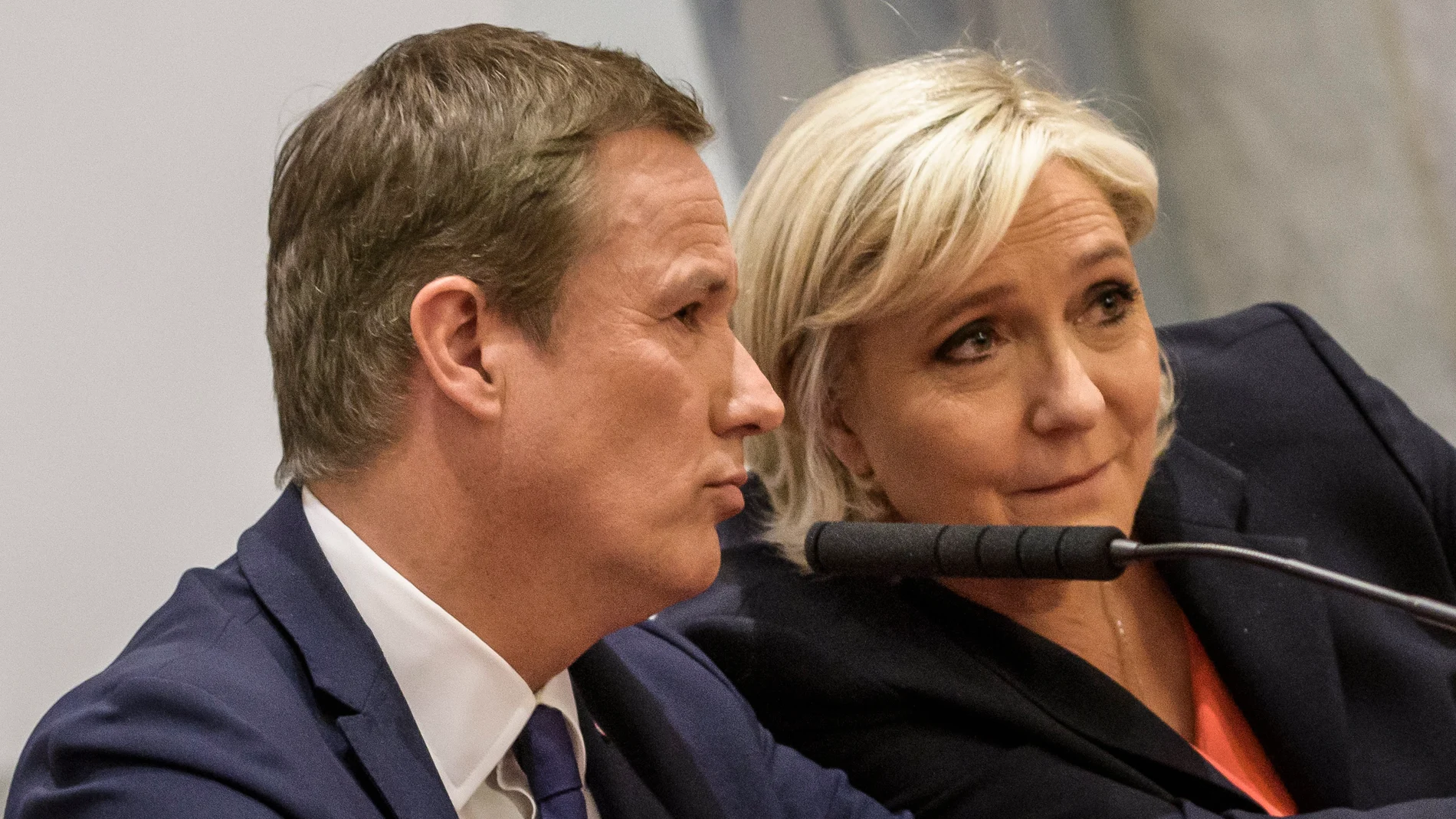  La ultraderechista Marine Le Pen junto al eurófobo Nicolas Dupont-Aignan en París