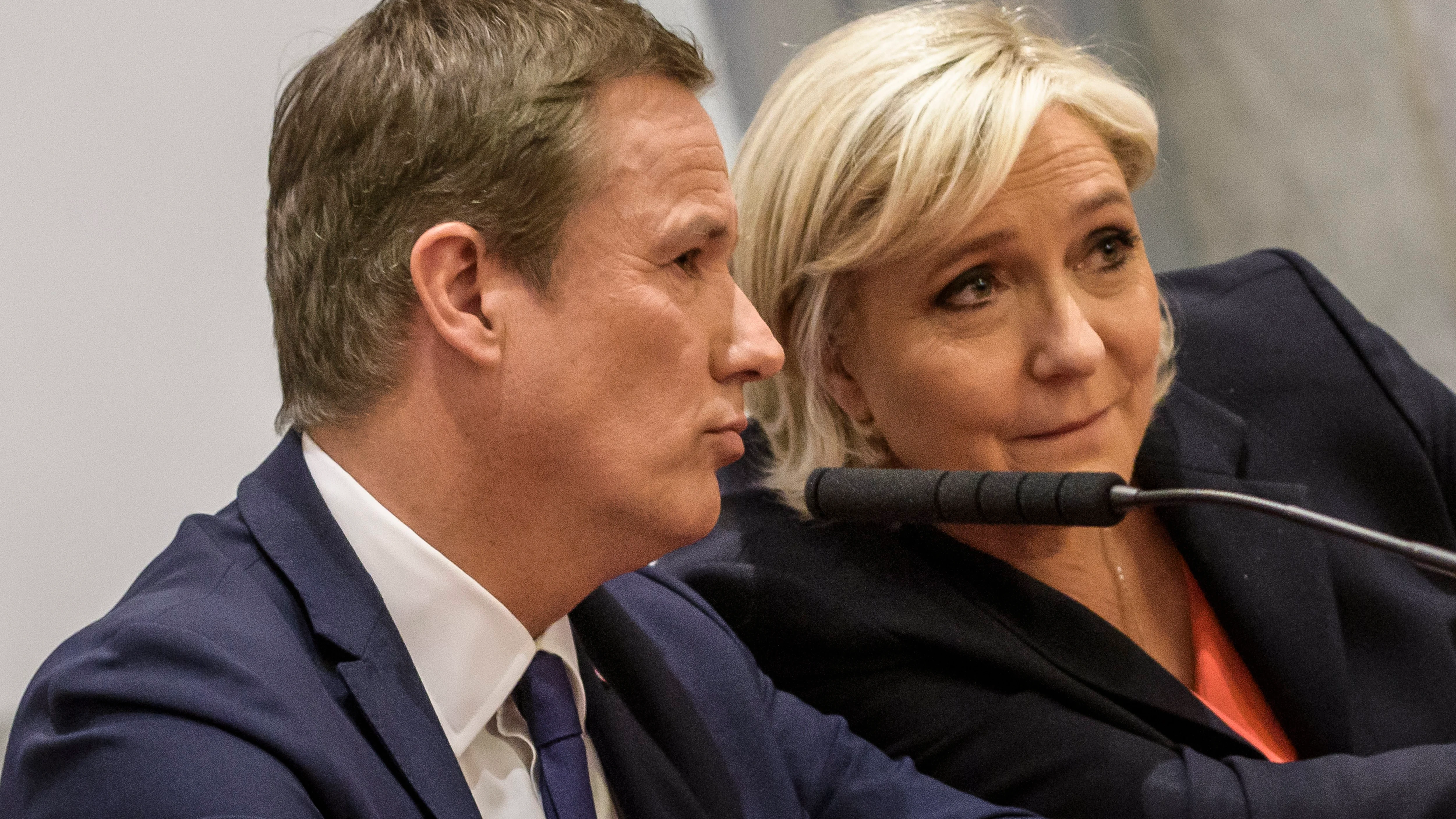  La ultraderechista Marine Le Pen junto al eurófobo Nicolas Dupont-Aignan en París