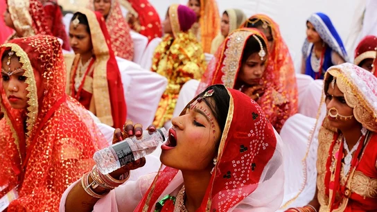Miles de parejas de la India se casan en el mejor día del año según el calendario hinduista Miles de parejas de la India se casan en el mejor día del año según el calendario hinduista