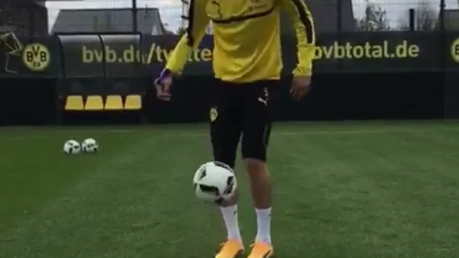 Marc Bartra realizando unos toques con el balón