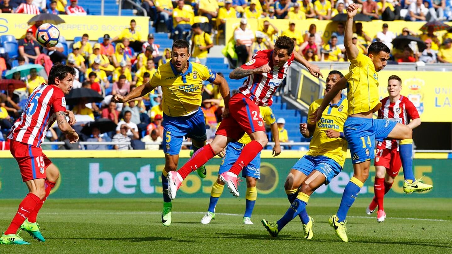 Gim&eacute;nez cabecea un centro desde la banda ante Las Palmas