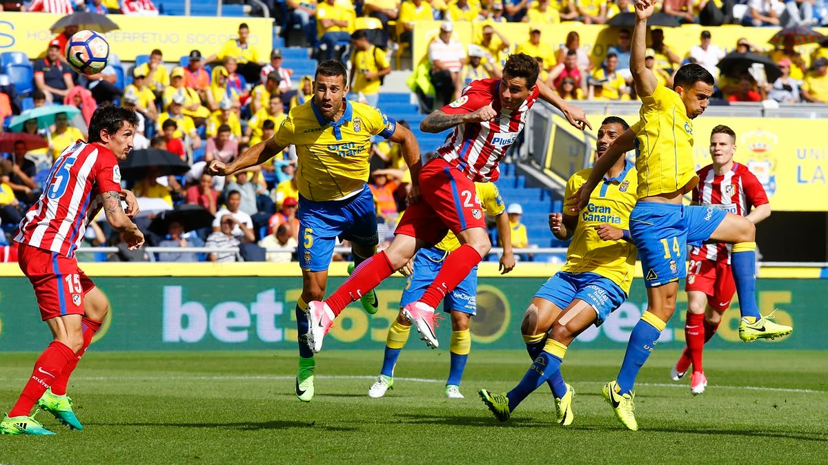 Giménez cabecea un centro desde la banda ante Las Palmas