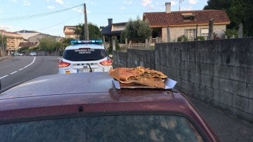 Un joven viajaba con una empanada sobre el capó del coche mientras el otro conducía bajo los efectos del alcohol