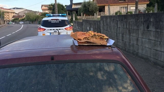 Un joven viajaba con una empanada sobre el capó del coche mientras el otro conducía bajo los efectos del alcohol