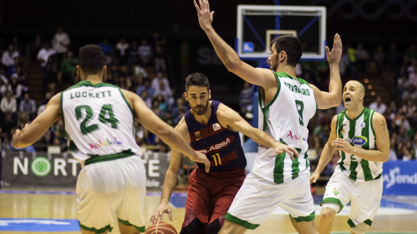 Navarro penetra en la defensa del Betis