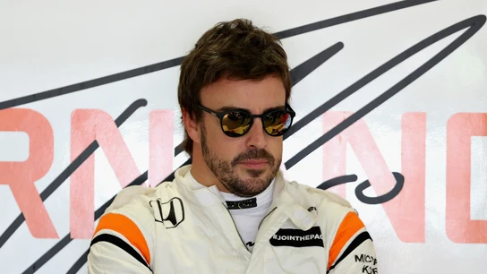 Alonso, en el box de McLaren-Honda Alonso, en el box de McLaren-Honda