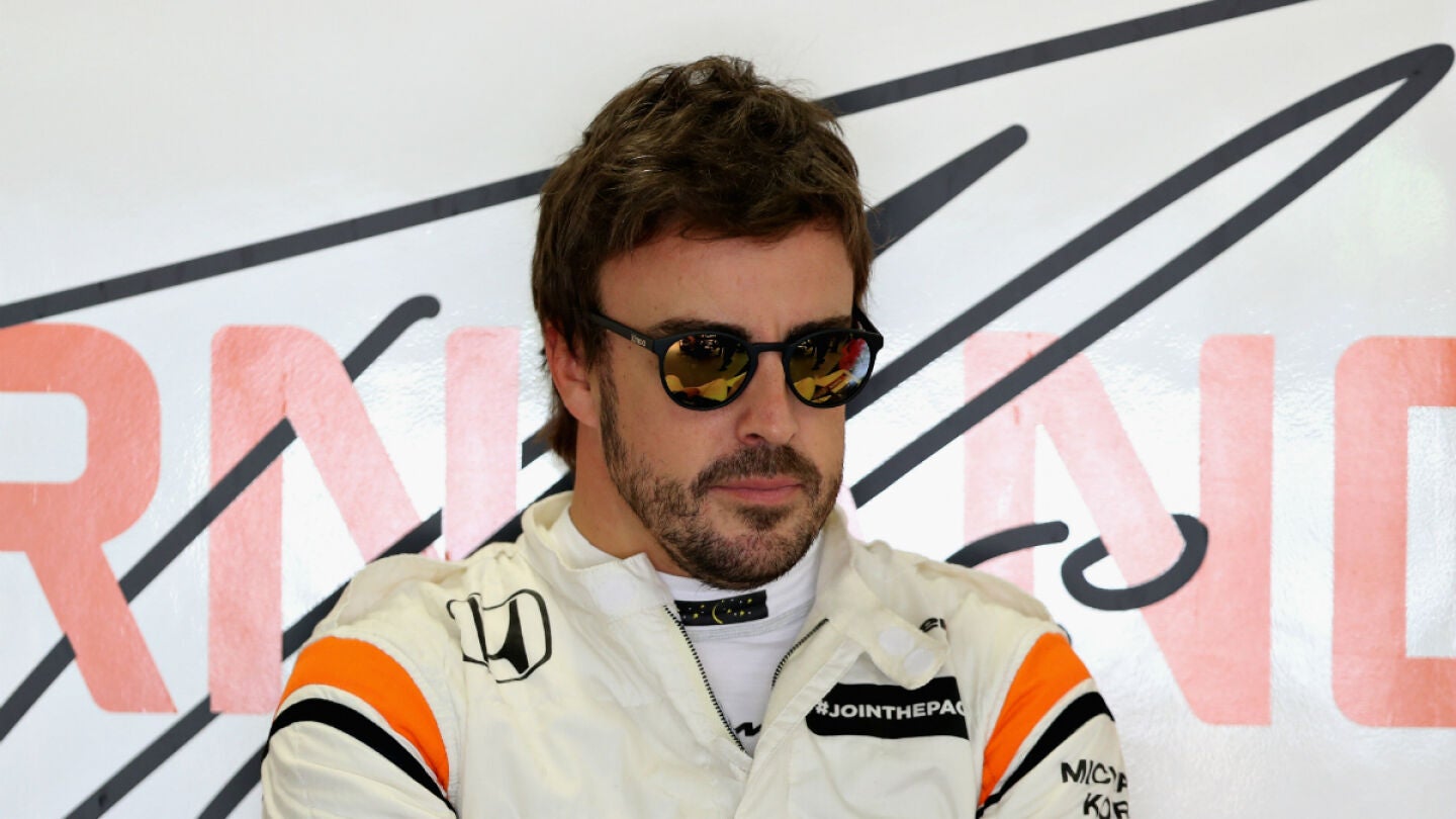 Alonso, en el box de McLaren-Honda