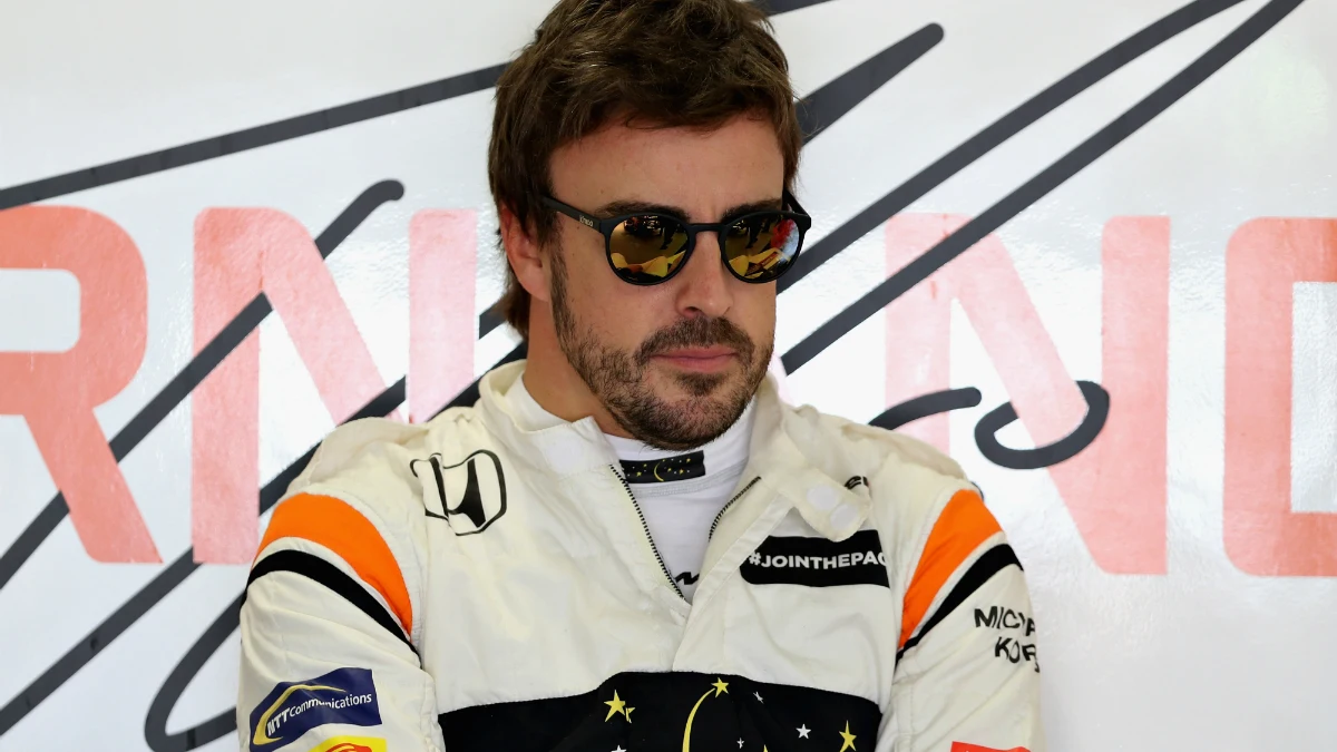 Alonso, en el box de McLaren-Honda