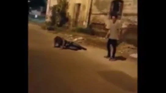 Dos hombres agreden a una mujer en Argentina mientras un tercero lo graba burlándose de ella Dos hombres agreden a una mujer en Argentina mientras un tercero lo graba burlándose de ella