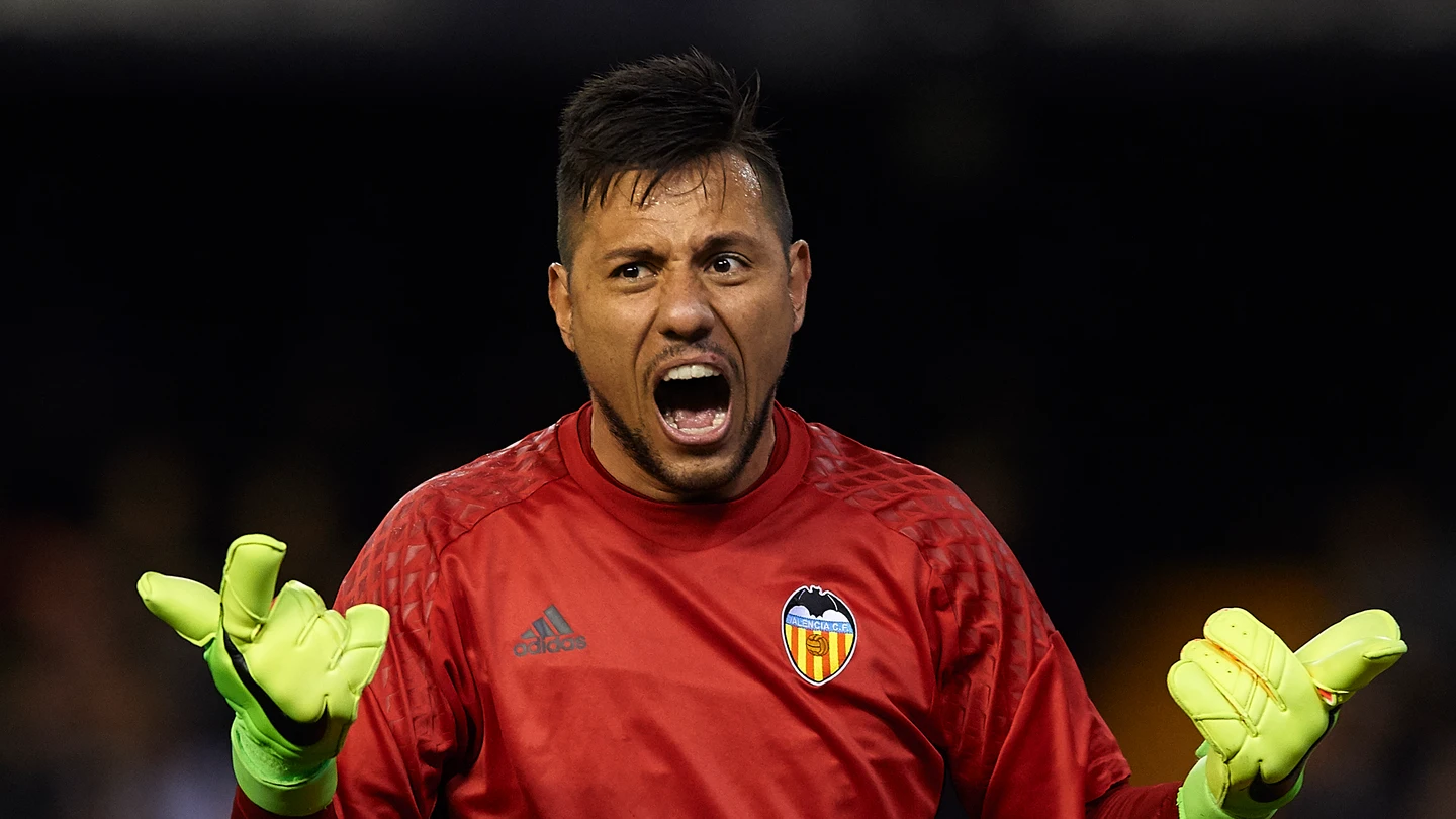 Diego Alves durante un encuentro con el Valencia Diego Alves durante un encuentro con el Valencia
