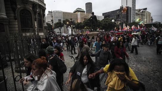 Manifestantes corren de los gases lacrimógenos en Brasil Manifestantes corren de los gases lacrimógenos en Brasil
