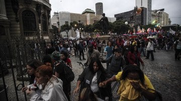 Manifestantes corren de los gases lacrimógenos en Brasil