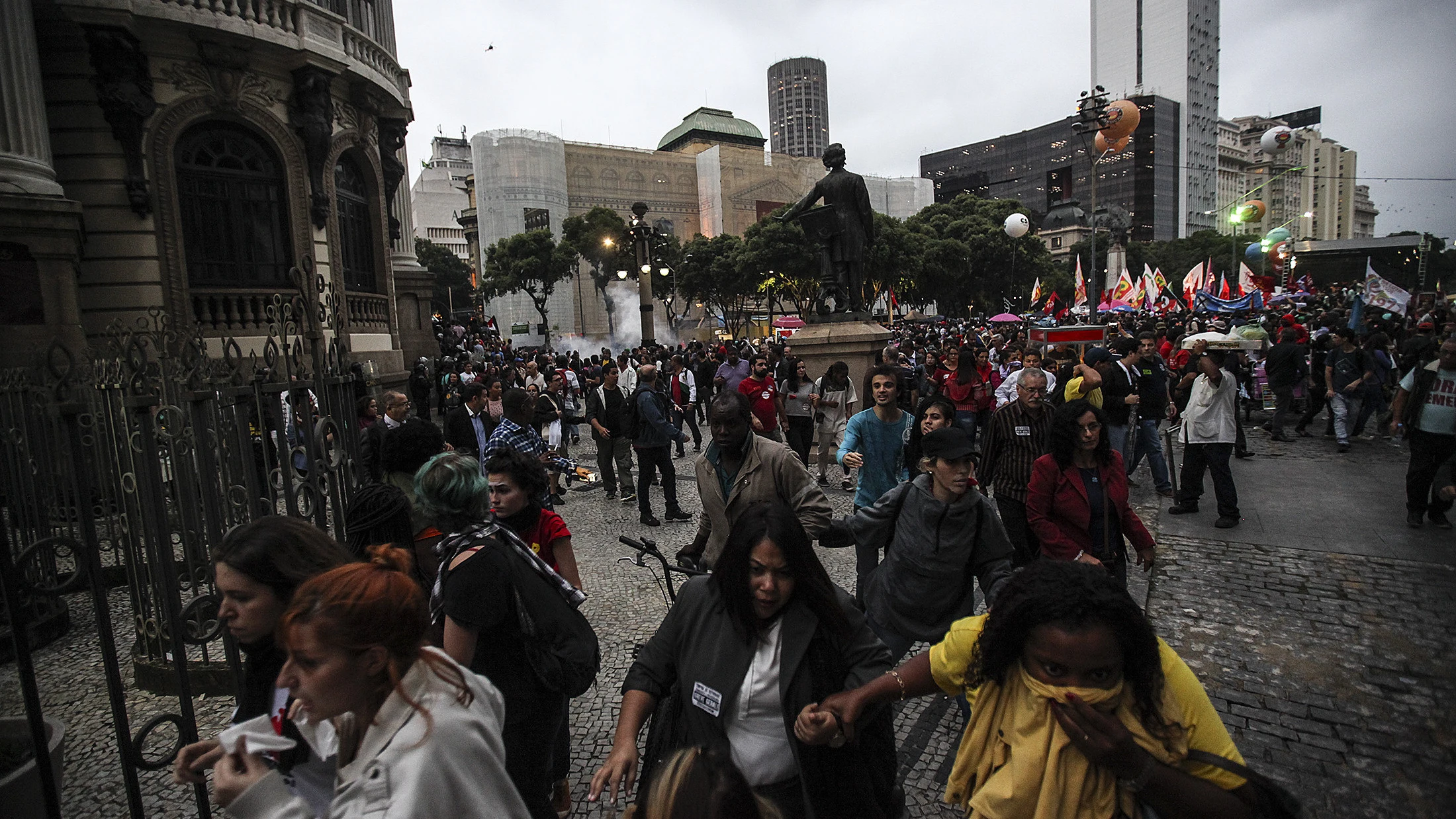 Manifestantes corren de los gases lacrimógenos en Brasil 