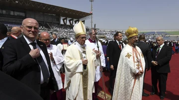 El Papa Francisco, a su llegada al estadio del Ejército del Aire en El Cairo, para celebrar Misa