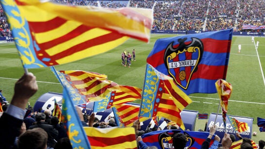 La afici&oacute;n del Levante celebrando el gol del partido