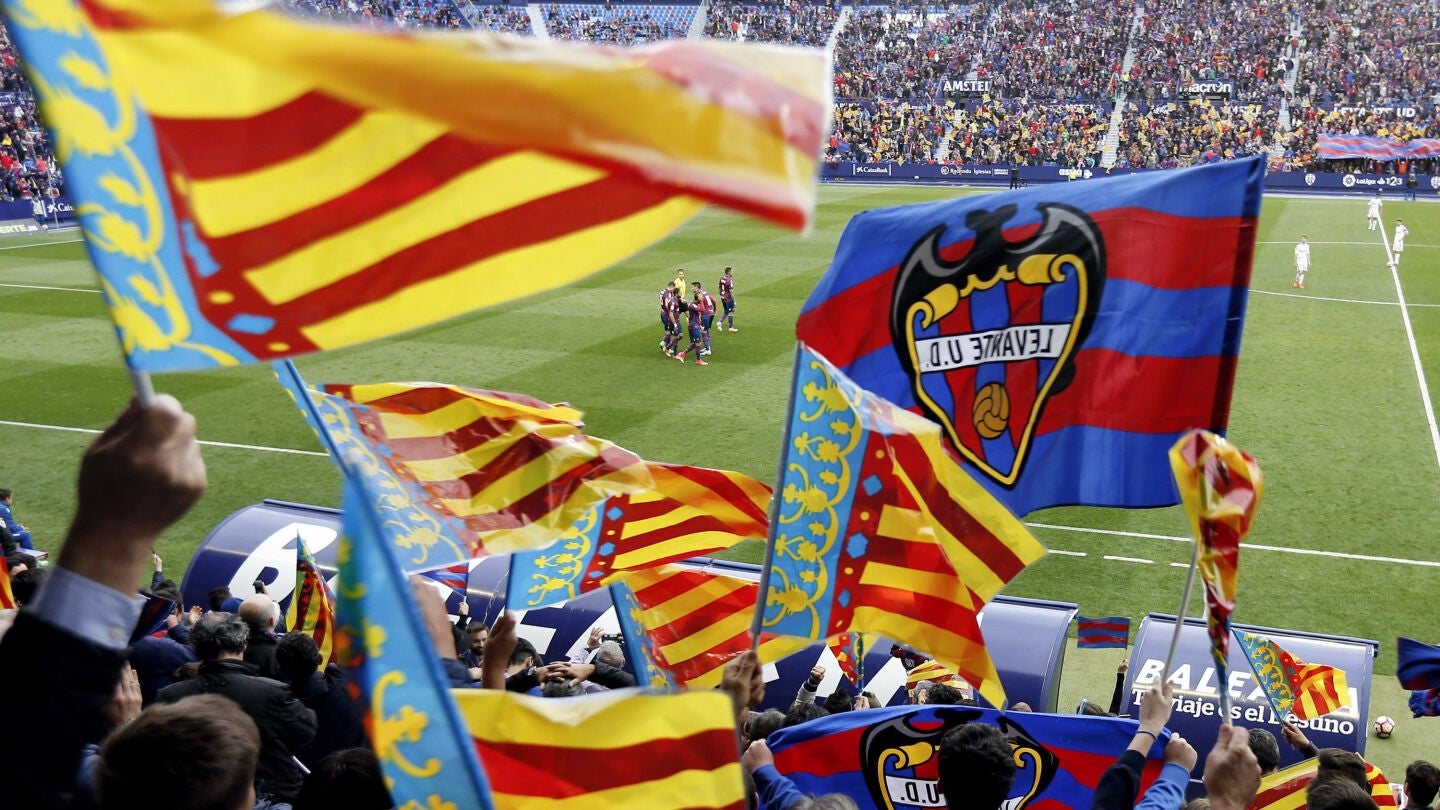 La afici&oacute;n del Levante celebrando el gol del partido