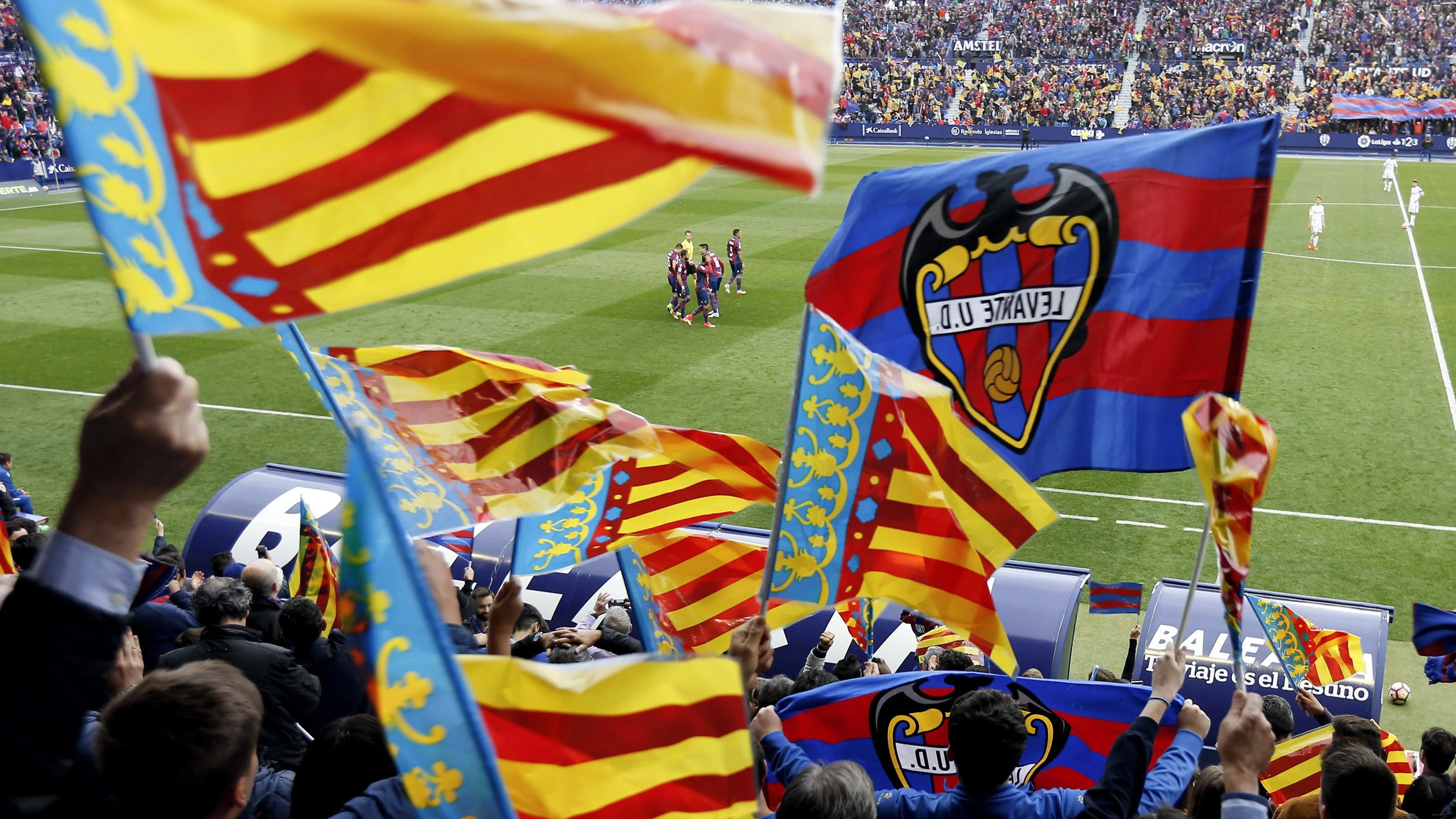 La afición del Levante celebrando el gol del partido