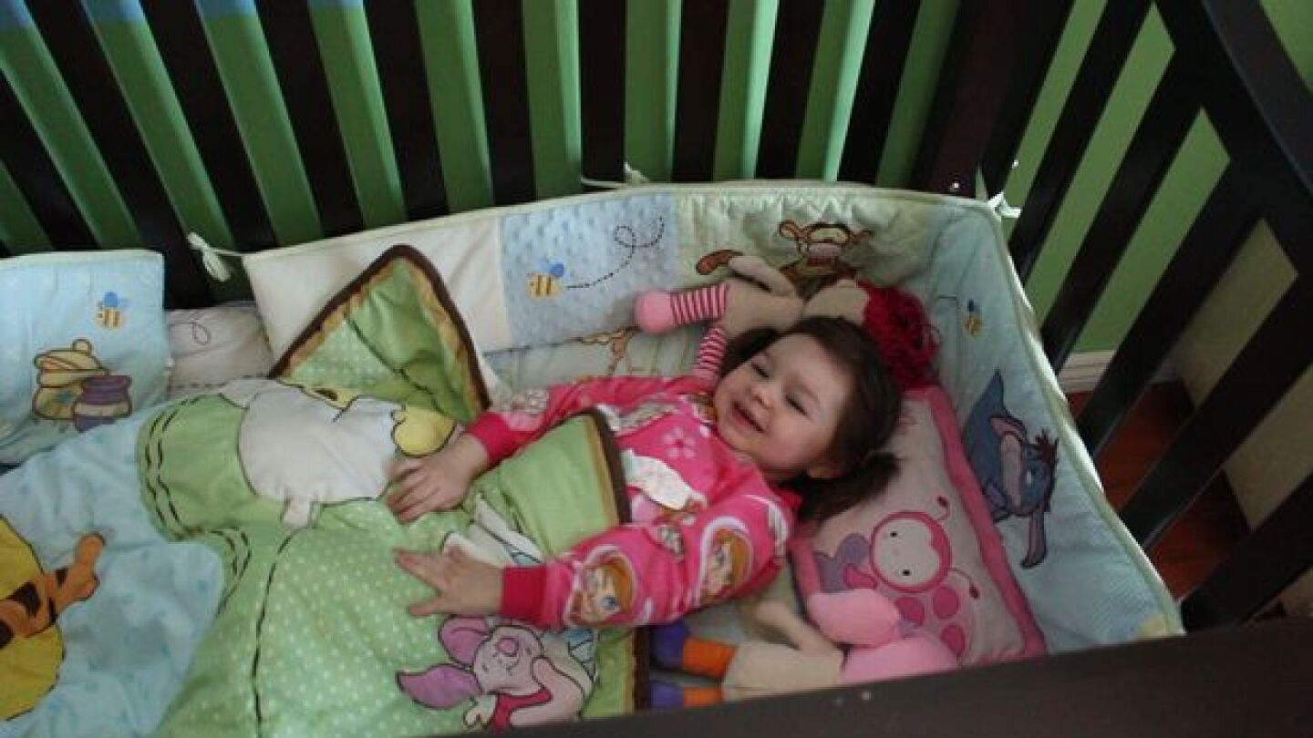 La peque&ntilde;a Ever en su cuna 