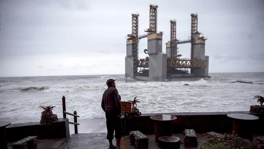 Encalla una gabarra en la costa de Málaga tras perderla un remolcador por el temporal Encalla una gabarra en la costa de Málaga tras perderla un remolcador por el temporal