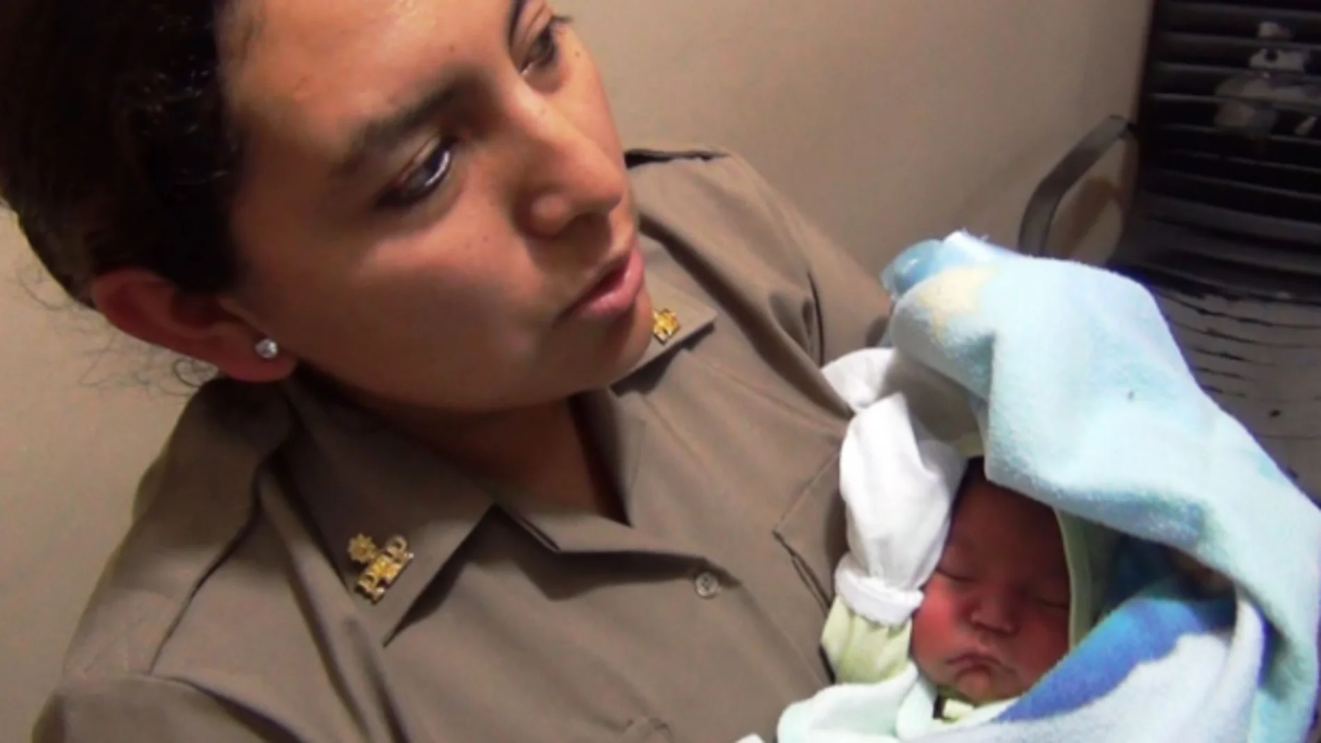 La policía junto al bebé rescatado 
