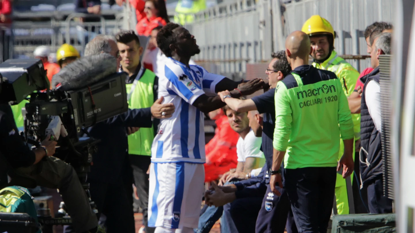 Muntari se encara con la grada Muntari se encara con la grada